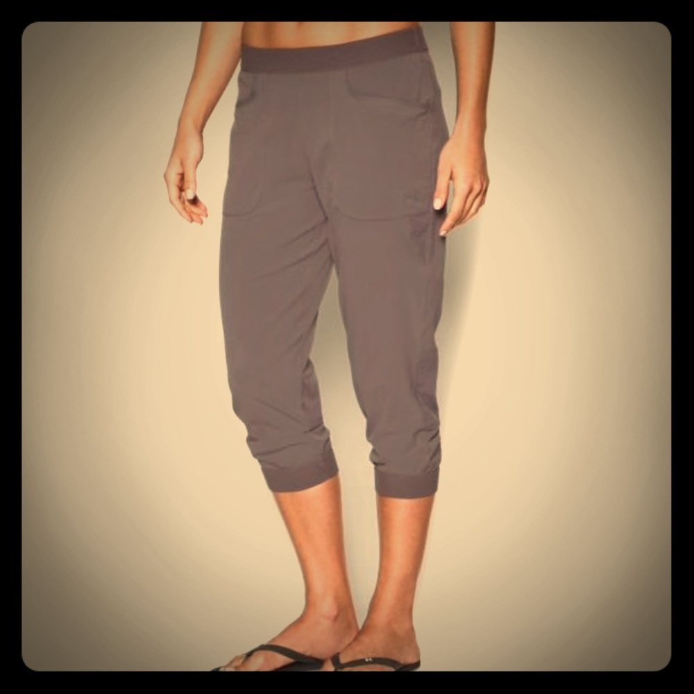 NWT Under Armour ArmourVent Grey Crop Pants sz S